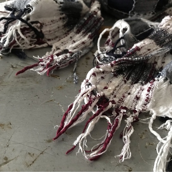 Cotton blend scarf with sparkle & fringe. - Picture 5 of 5